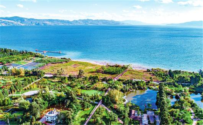 云南 ·“村”光正好 撫仙湖畔“馬房村”：水秀山青荷花美，鄉(xiāng)村旅游正當(dāng)時(shí)