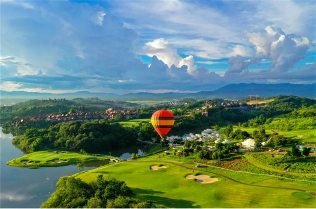 西雙版納州文化和旅游局就《西雙版納熱線》 旅游產(chǎn)業(yè)發(fā)展問(wèn)題與聽(tīng)眾交流，切入到實(shí)際中去。